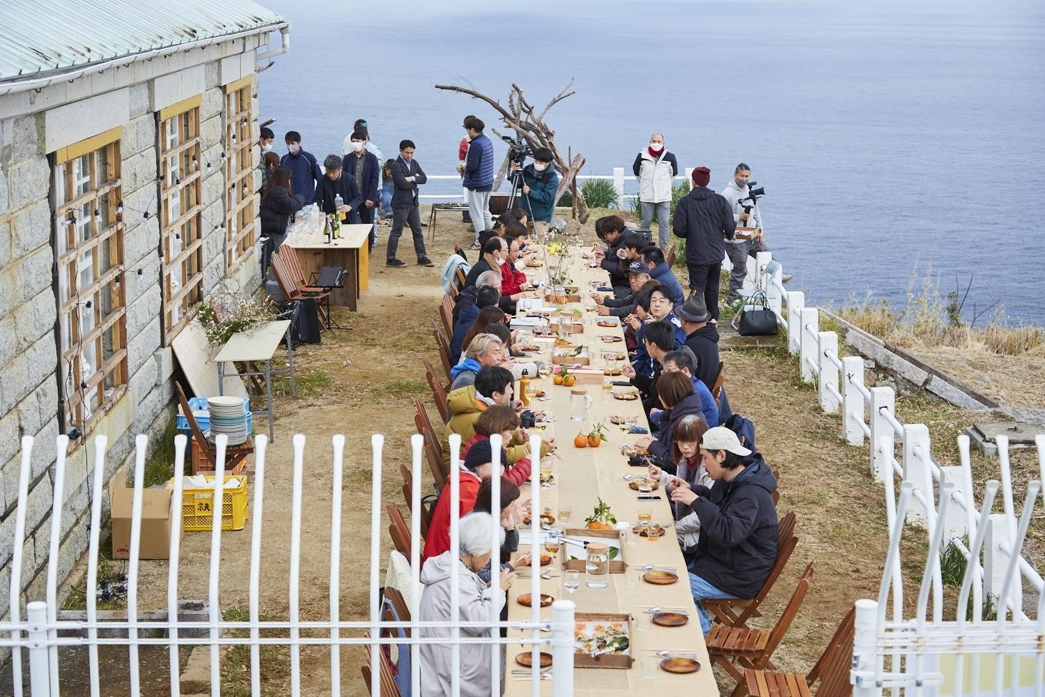 室戸市の食材をふんだんに使用した料理を味わう参加者