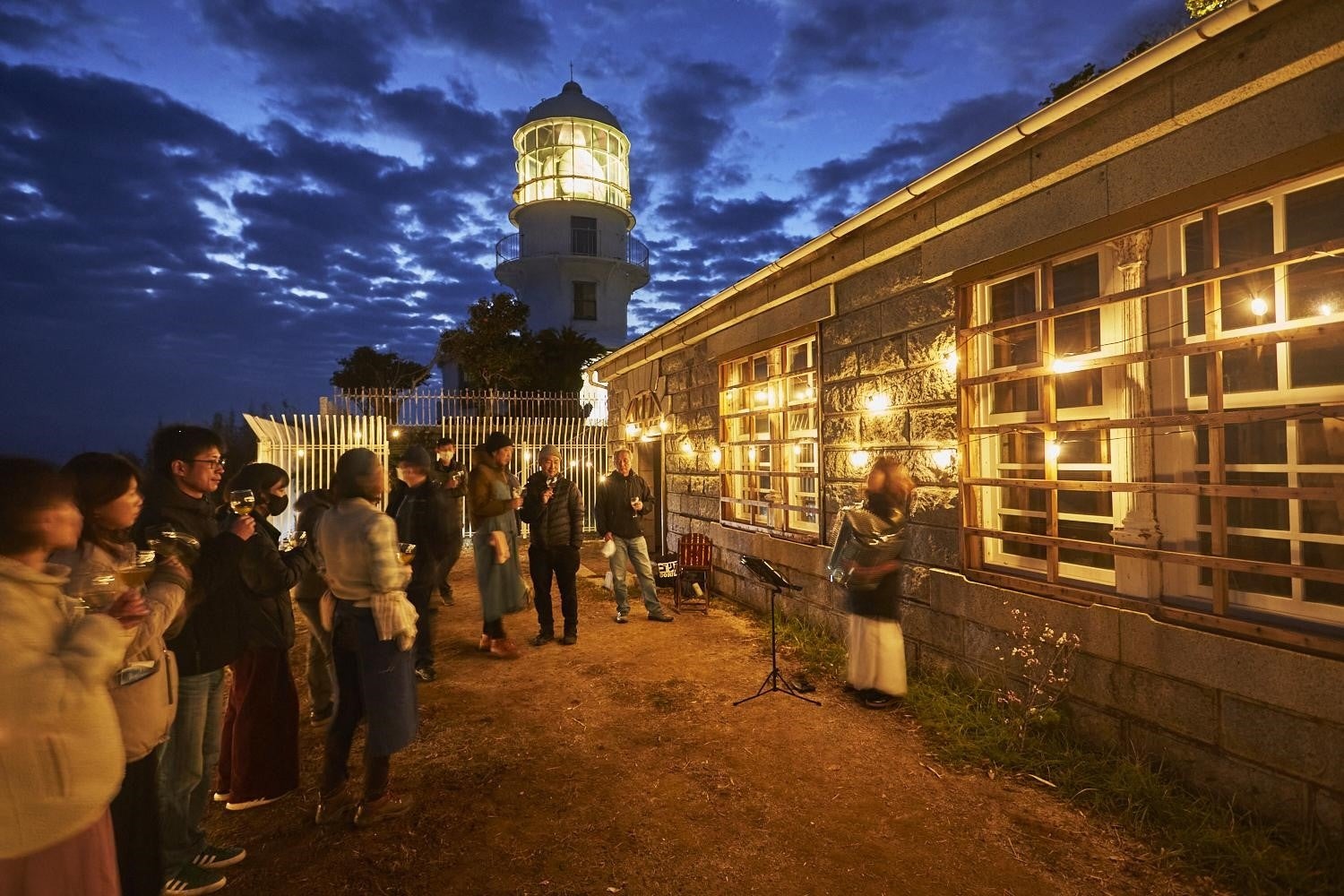 ドリンクを片手にアコーディオンの演奏を聴きながらの室戸岬灯台夜間鑑賞