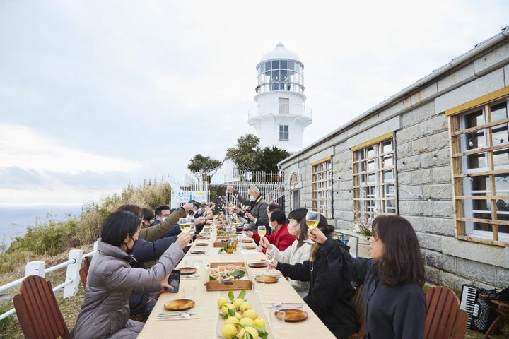 　室戸岬灯台と旧官舎、太平洋をバックにした食事会