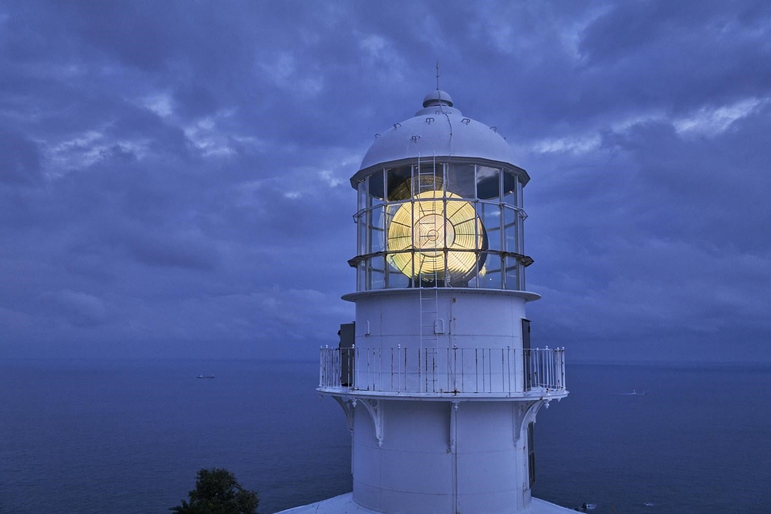 目線と同程度の高さから点灯している第1等レンズを鑑賞できる
