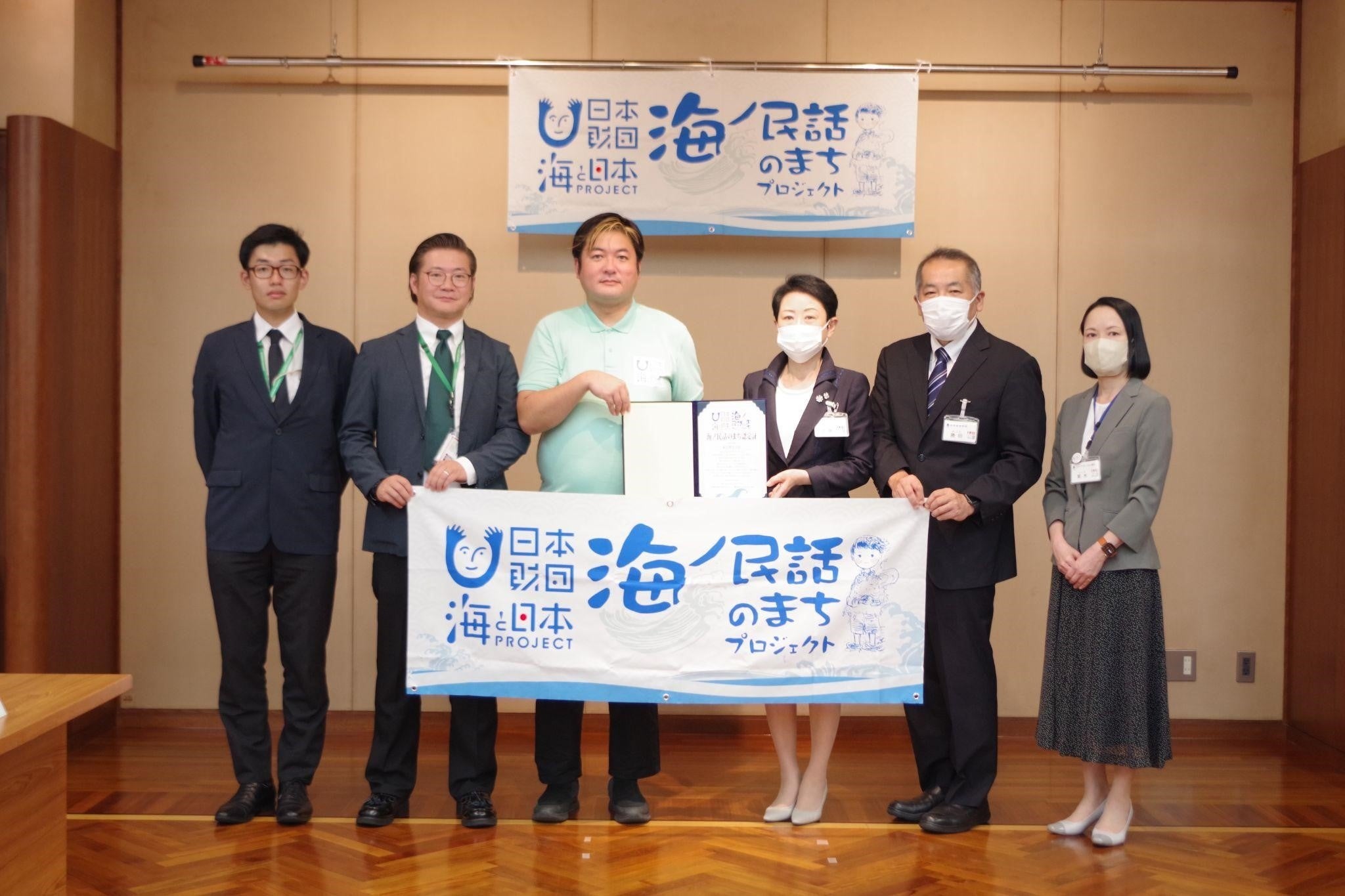 中央：認定証を持つ日本昔ばなし協会 沼田心之介代表理事、足立区長 近藤やよい氏