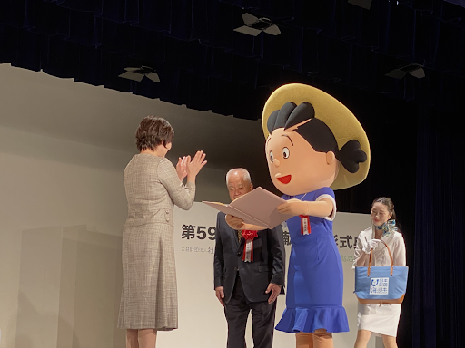 受賞時の長谷川町子美術館・記念館館長の川口淳二さんとサザエさん