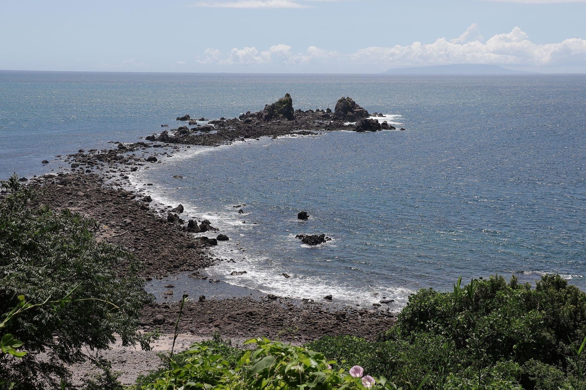 ふだんは渡れない先端の三ツ石（笠島）
