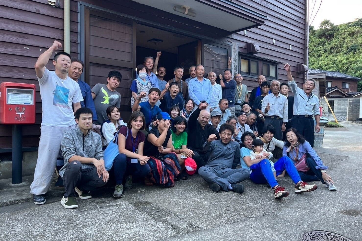 お祭り終了直後 参加者と集落メンバーでの集合写真