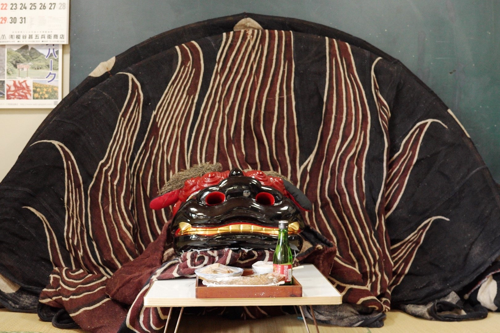 組み上がった大獅子。大人10名以上が入れる巨体。獅子頭だけで20kgほどの重さ