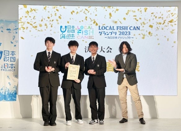 (画像上左)プレゼンテーションの様子　(画像上右)開発した缶詰の写真　(画像下)授賞式の様子