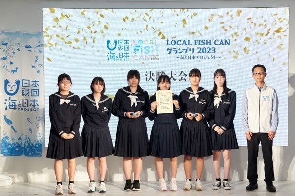 (画像上左)プレゼンテーションの様子　(画像上右)開発した缶詰の写真　(画像下)授賞式の様子