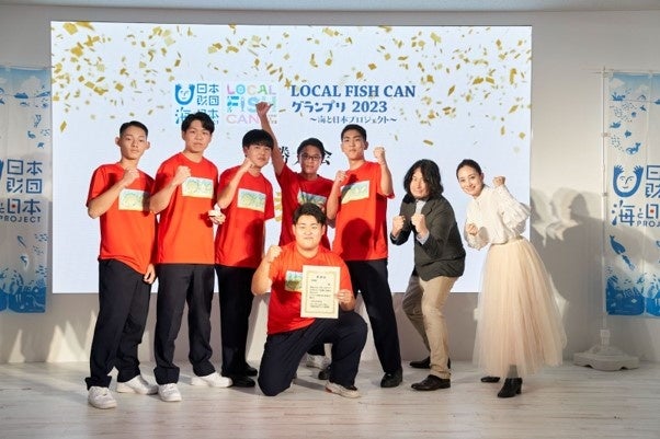 (画像上左)プレゼンテーションの様子　(画像上右)開発した缶詰の写真　(画像下)授賞式の様子