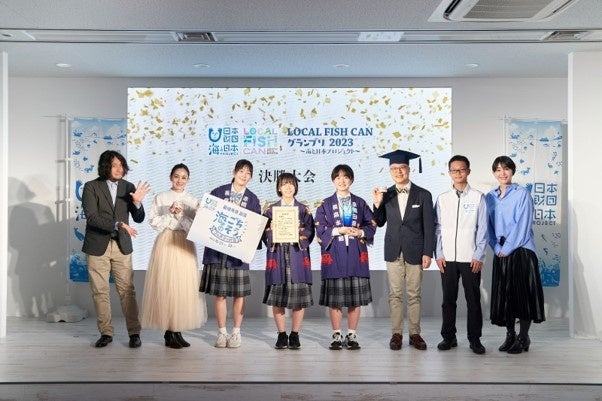 (画像上左)プレゼンテーションの様子　(画像上右)開発した缶詰の写真 　(画像下)授賞式の様子