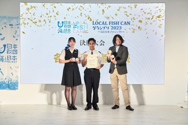 (画像上左)プレゼンテーションの様子 (画像上右)開発した缶詰の写真 (画像下)授賞式の様子