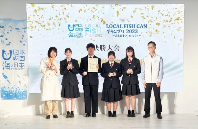 (画像上左)プレゼンテーションの様子　(画像上右)開発した缶詰の写真　(画像下)授賞式の様子