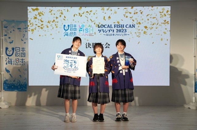 (画像)優勝した愛媛県立長浜高等学校の生徒たち