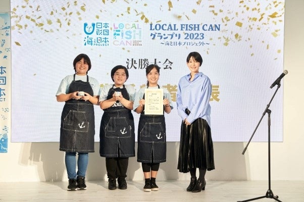 (画像上左)プレゼンテーションの様子　(画像上右)開発した缶詰の写真　(画像下)授賞式の様子