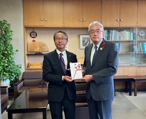 （左：サッポロビール（株）執行役員 東海北陸流通本部長 花井　謙也、右：愛知県環境局長　川村　正人様）