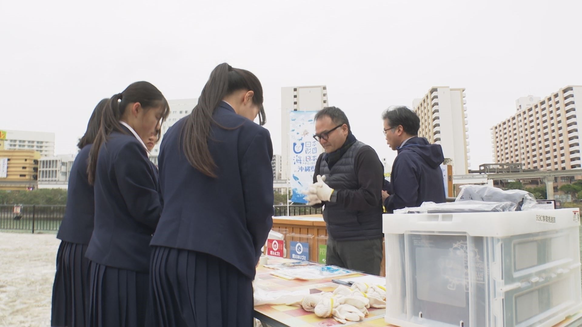 地域の川と海を守るために、ごみ拾いを実施 いつでもごみ拾いができる“拾い箱”を中高生が体験 | 海と日本プロジェクトのプレスリリース