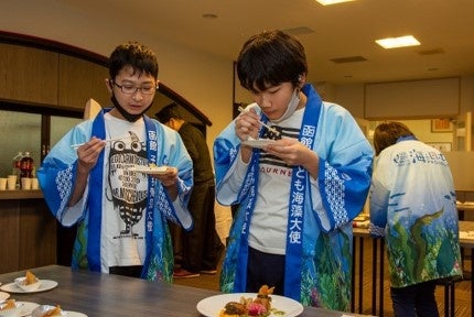 出品料理の審査に取り組む子ども海藻大使たち