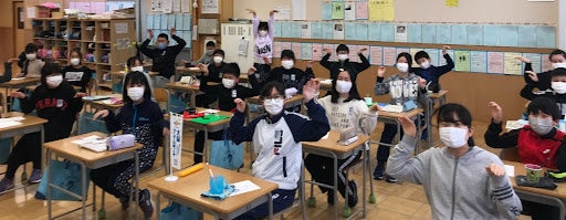 給食を食べ終わってみんなでアゲアゲポーズ