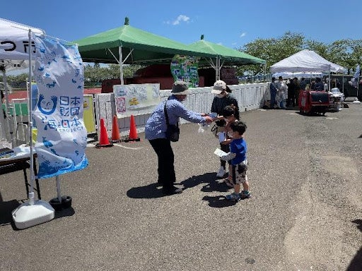 来場者への配布の様子