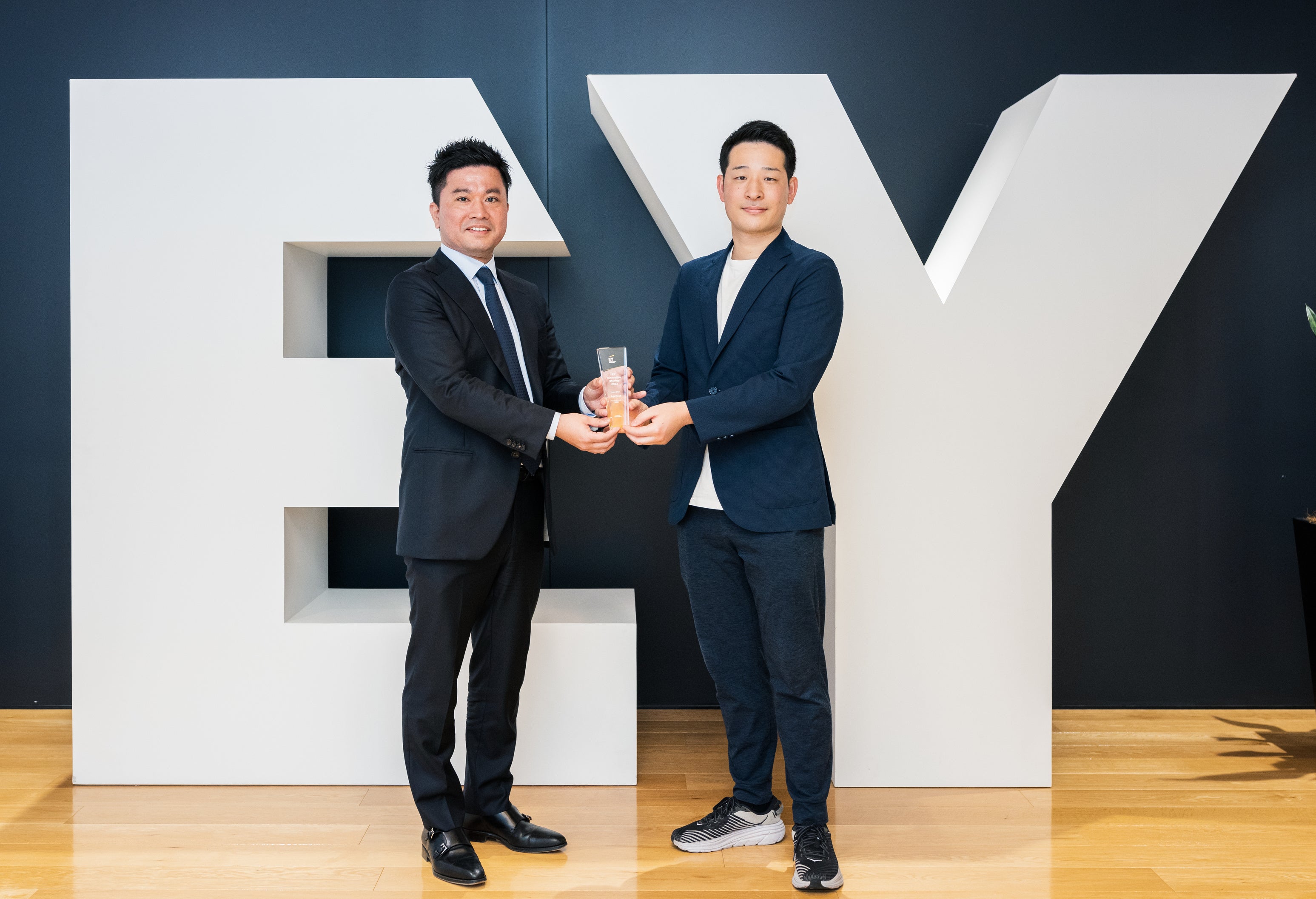 EY Innovative Startup 2022 授賞式　左：代表取締役CEO 磨　右：取締役CTO 大谷