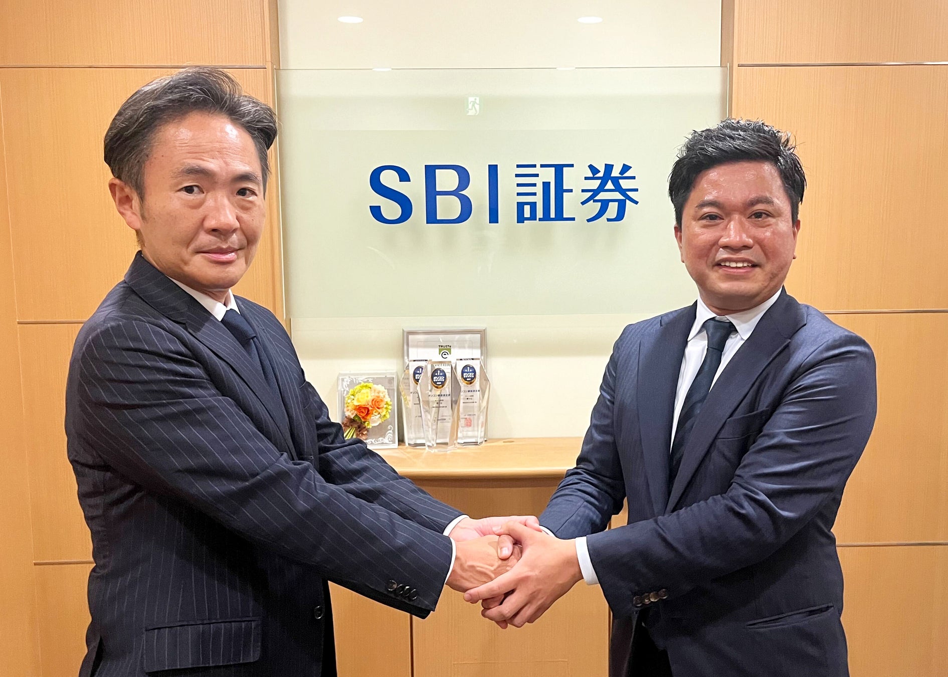 （左）SBI証券 代表取締役社長 髙村様　（右）弊社 代表取締役 磨