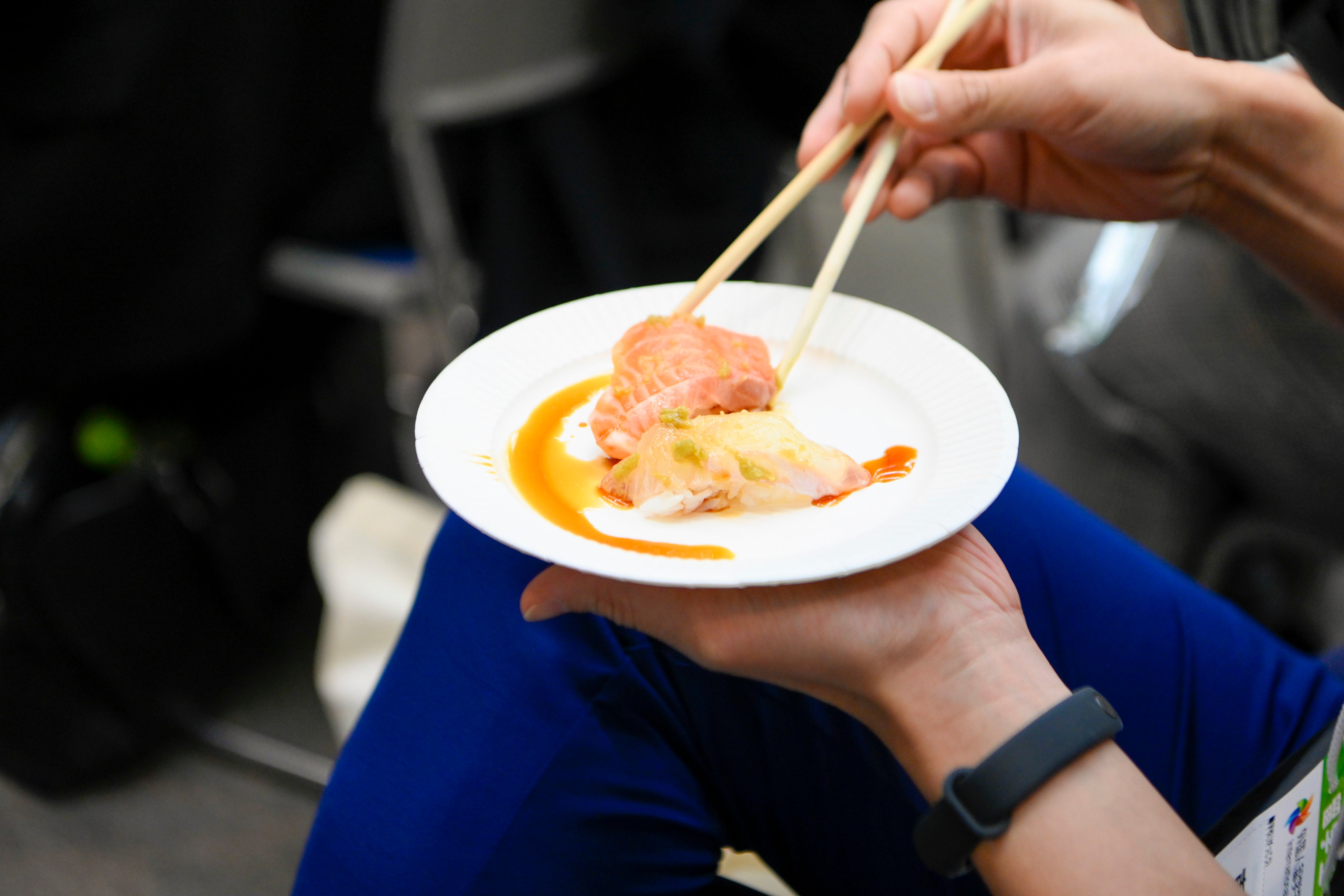 全世界で食されるサーモンと日本の代表的白身魚ヒラメのお寿司を食べ比べ