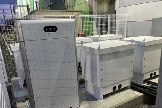 ライブガーデン栃木本店、蓄電池（写真左手前）