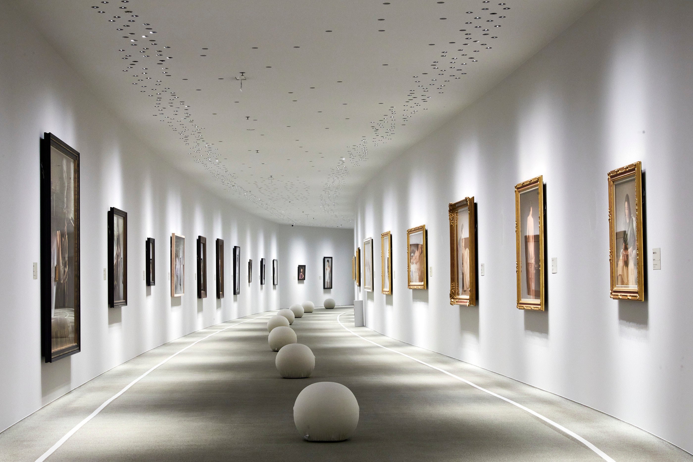 全館の照明はLED化することにより、やわらかい光が作品にあたるように演出。足への負担を軽減するためにゴムチップ素材の床材を使用。