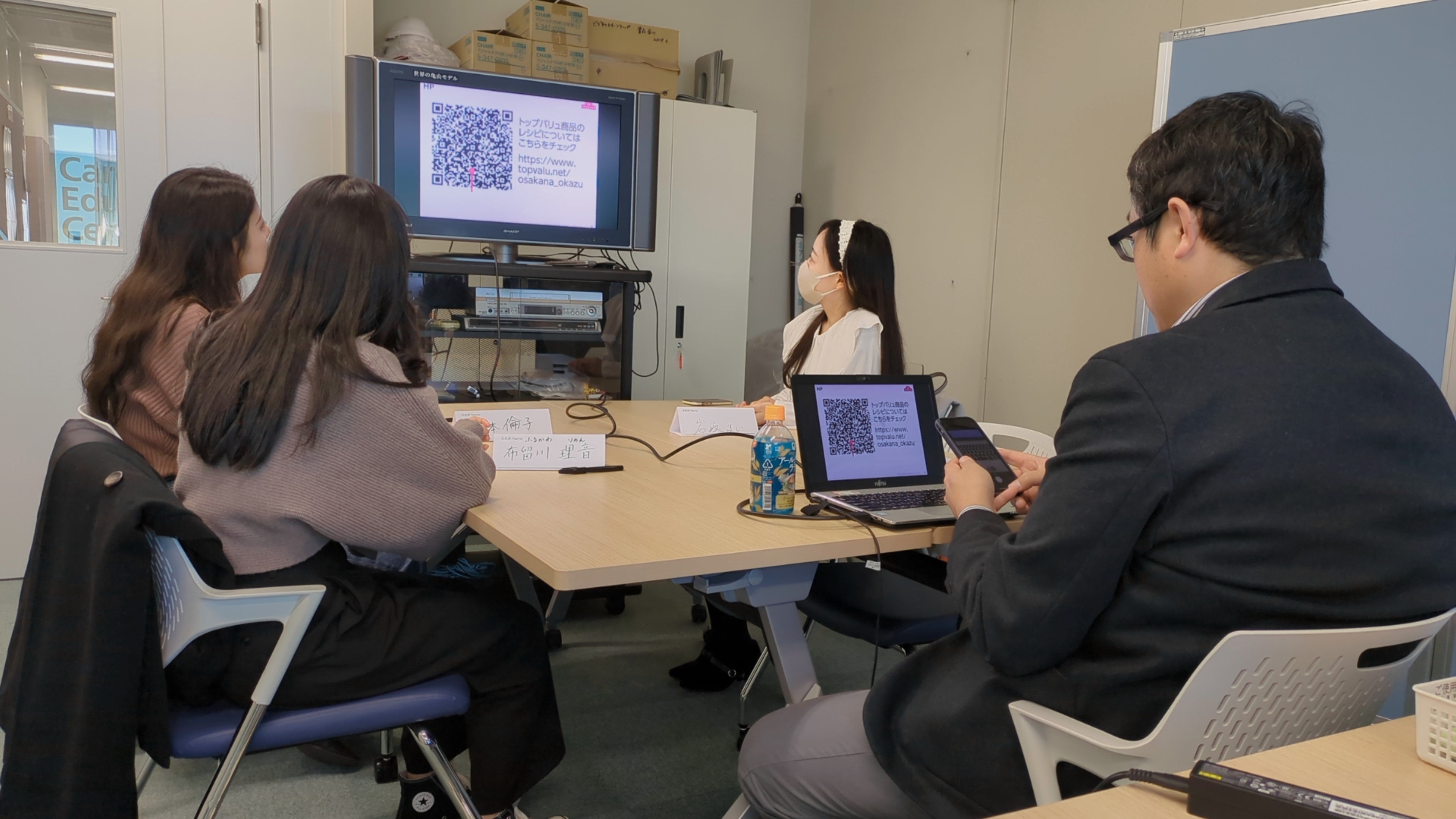 ▲学生がイオントップバリュと打ち合わせをしている様子(2024年1月25日)