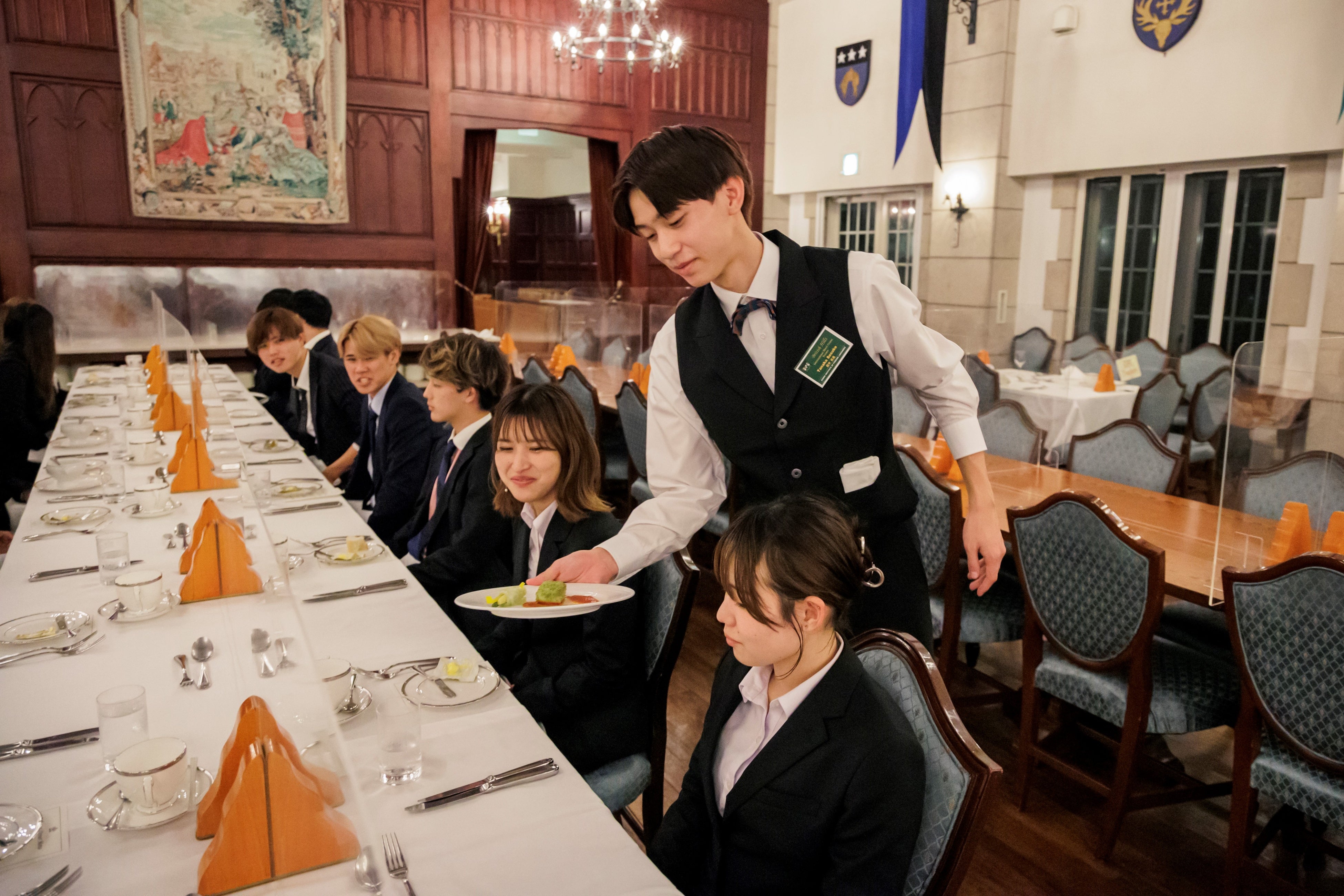 ▲ブリティッシュヒルズでインターンシップをする国際ホテル科の学生