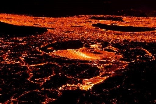 8月3日(水)に噴火したアイスランド、レイキャネス半島の火山(© JEREMIE RICHARD AFP)