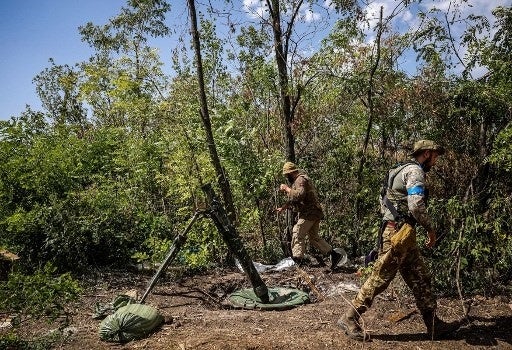 迫撃砲を設置するウクライナ兵士(© ANATOLII STEPANOV AFP)