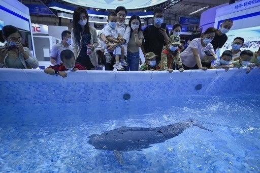 中国北京で開催された2022年世界ロボット大会で展示されたロボット魚(© WANG ZHAO AFP)