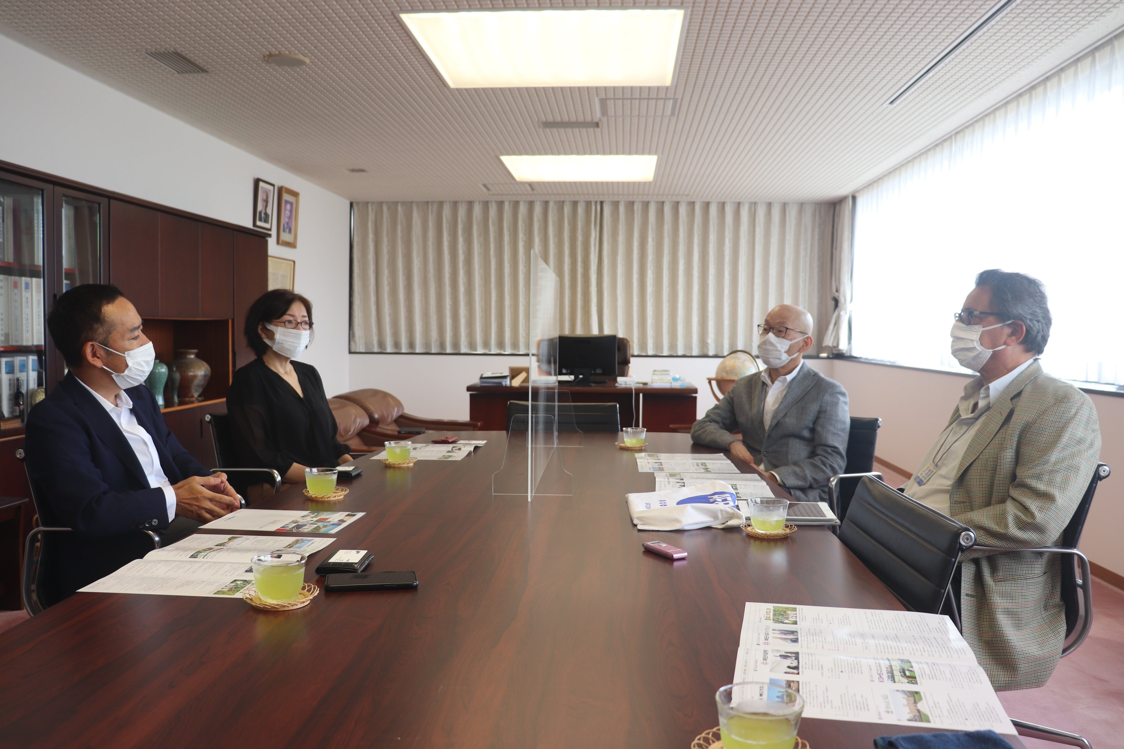 AFP通信来訪時の様子(右手前：AFP通信東京支局長 ルネ・スラマ氏、右奥：クリエイティヴ・リンク(国内代理店) 代表取締役社長 實方克幸氏) 左手前：理事長　佐野元泰、左奥：神田外語キャリアカレッジ教員 レンフロ比佐子)