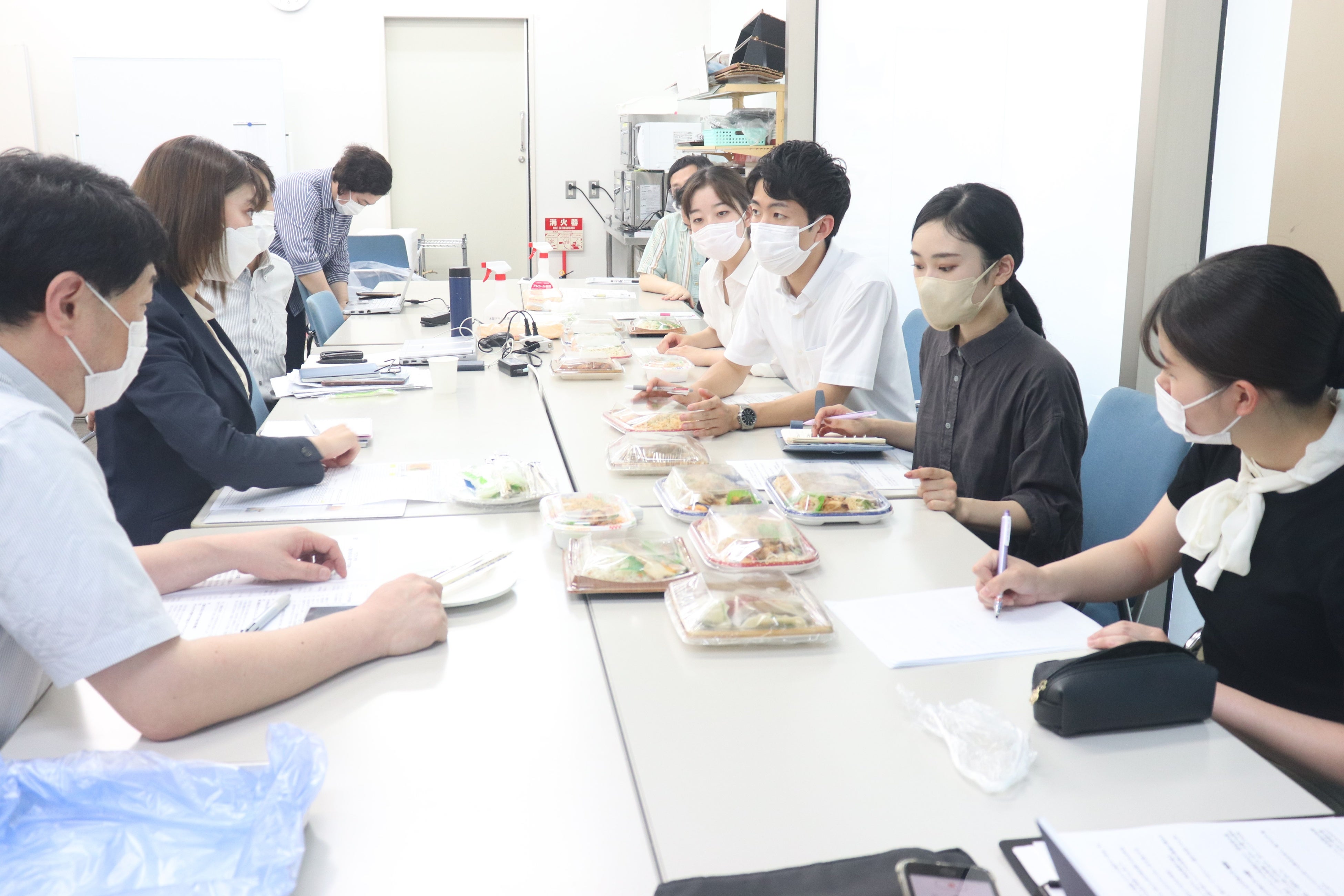 ▲学生が企業側と打ち合わせをしている様子(7月27日)