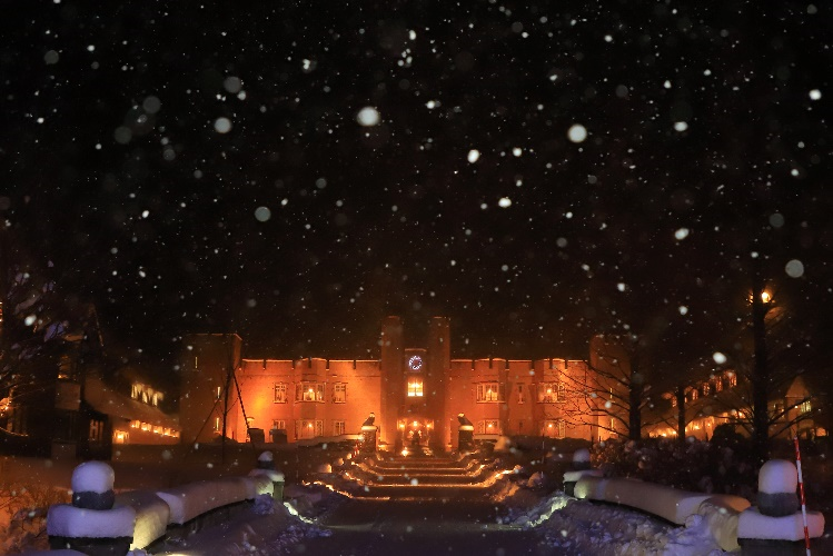 雪が降る夜のマナーハウス