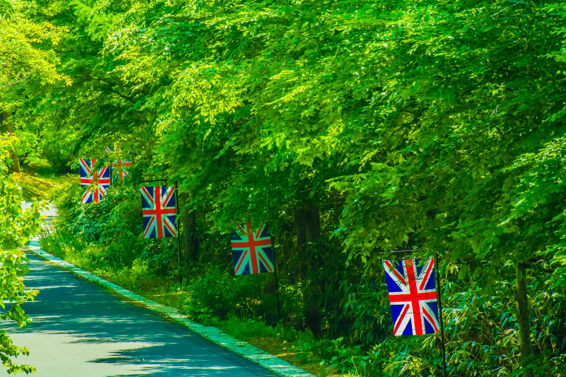 正門からつづく道には英国旗