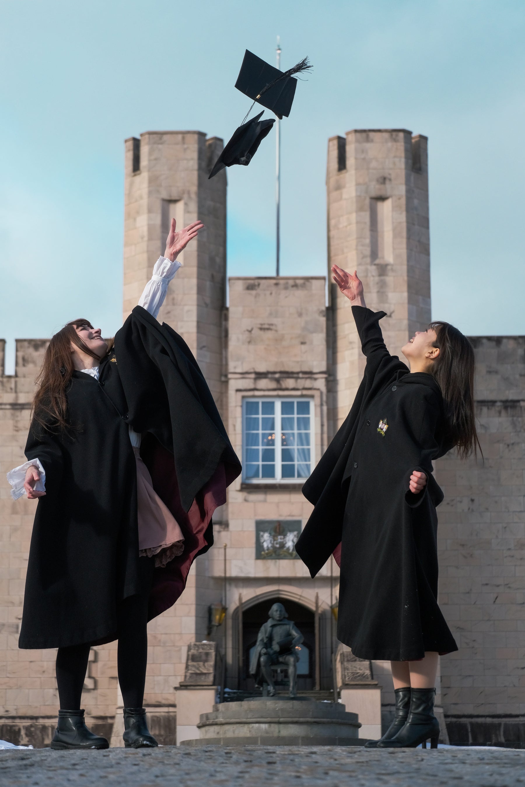 オリジナル卒業証書・卒業帽・マントで写真撮影③