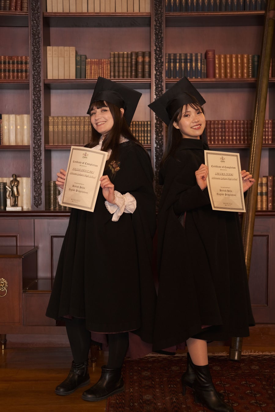 オリジナル卒業証書・卒業帽・マントで写真撮影①