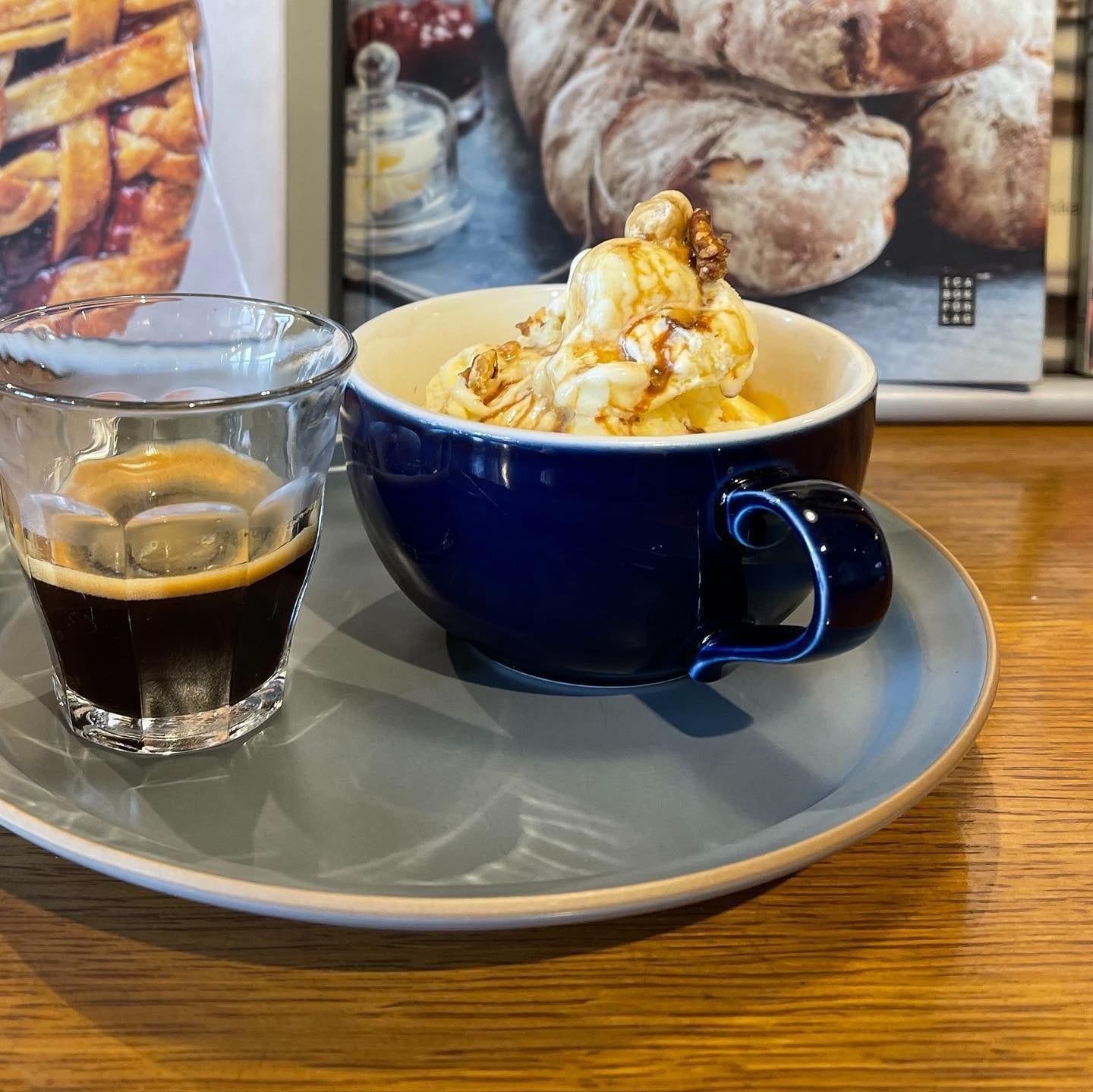 アイスクリームにエスプレッソをかけた「アフォガート」