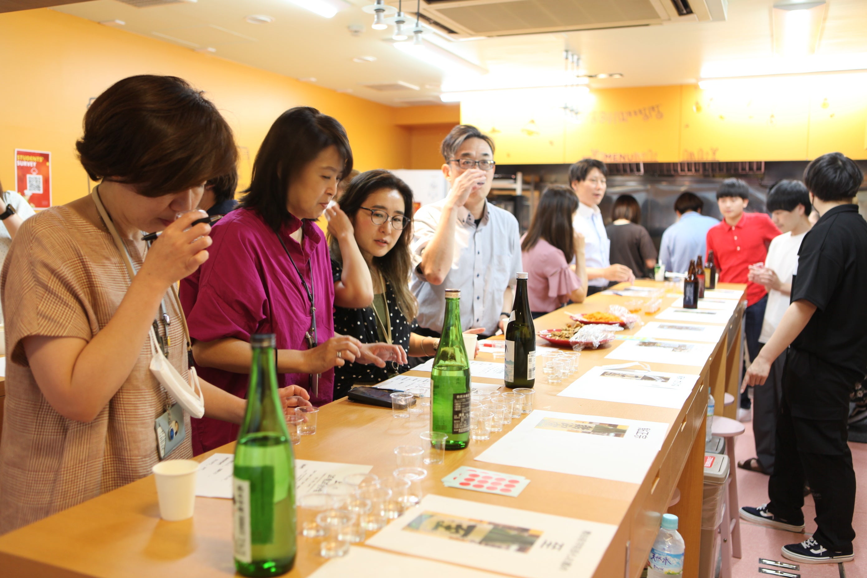 ▲試食会の様子(神田外語学院の教職員向けに調査を実施)