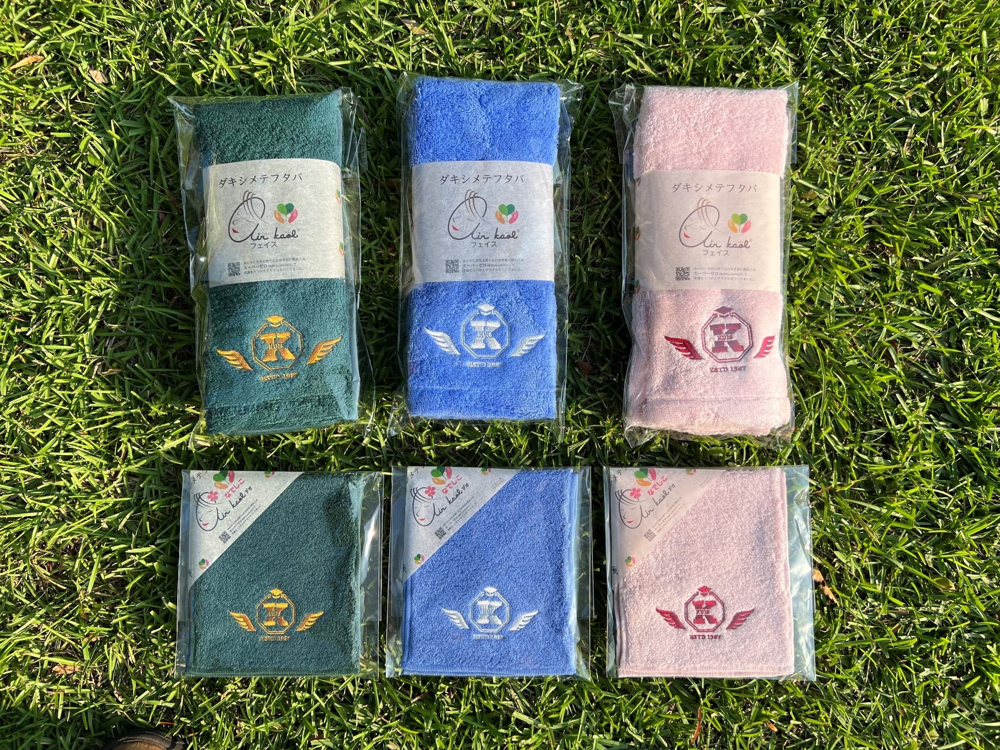 ▲ コラボ商品「神田外語大学オリジナルグッズ フェイ スタオル(上)／ハンカチ(下)」