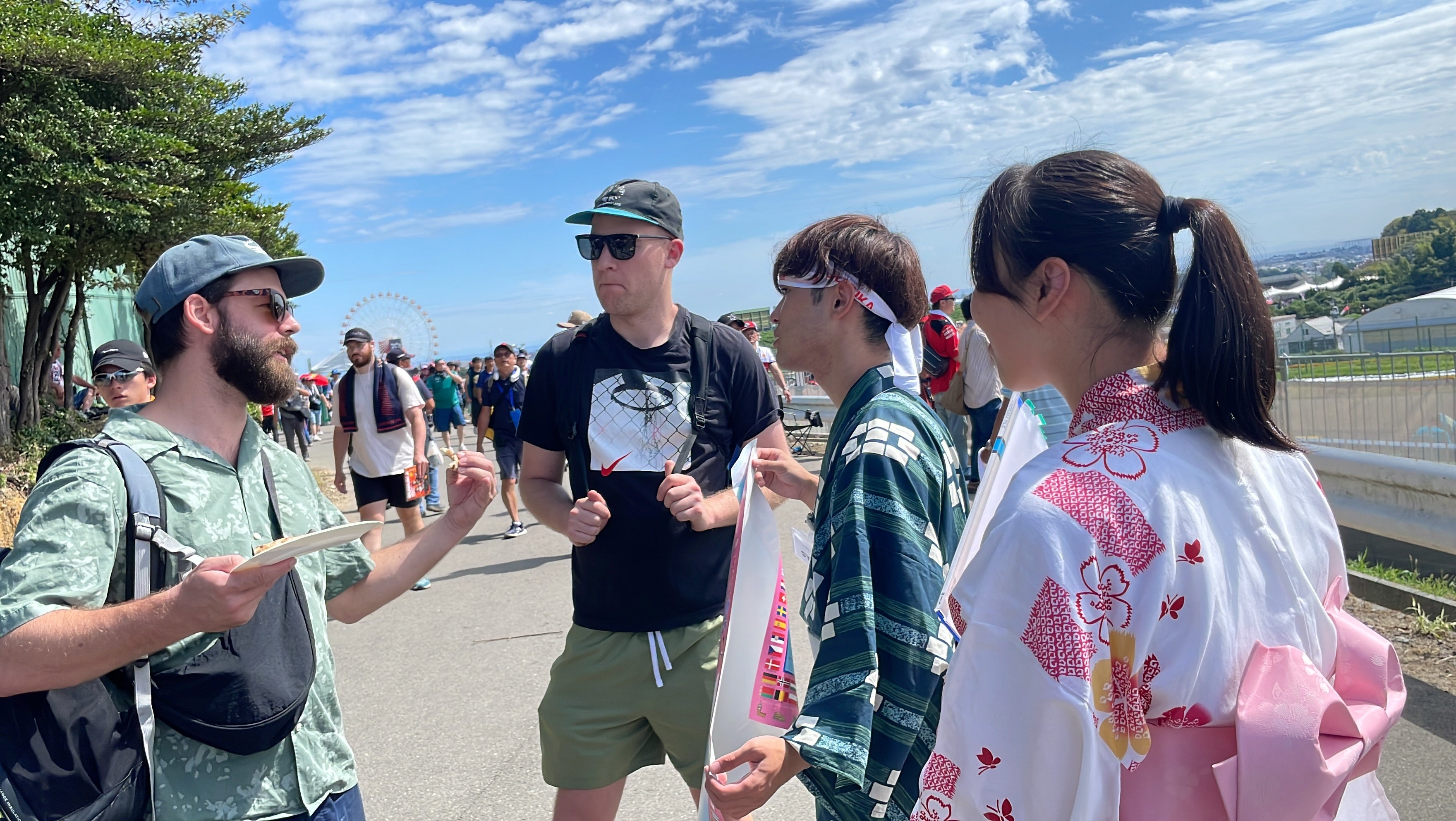 ▲ 外国人来場者へインタビューする様子