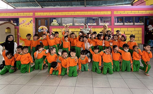 ▲インドネシアの幼稚園で日本文化を教える