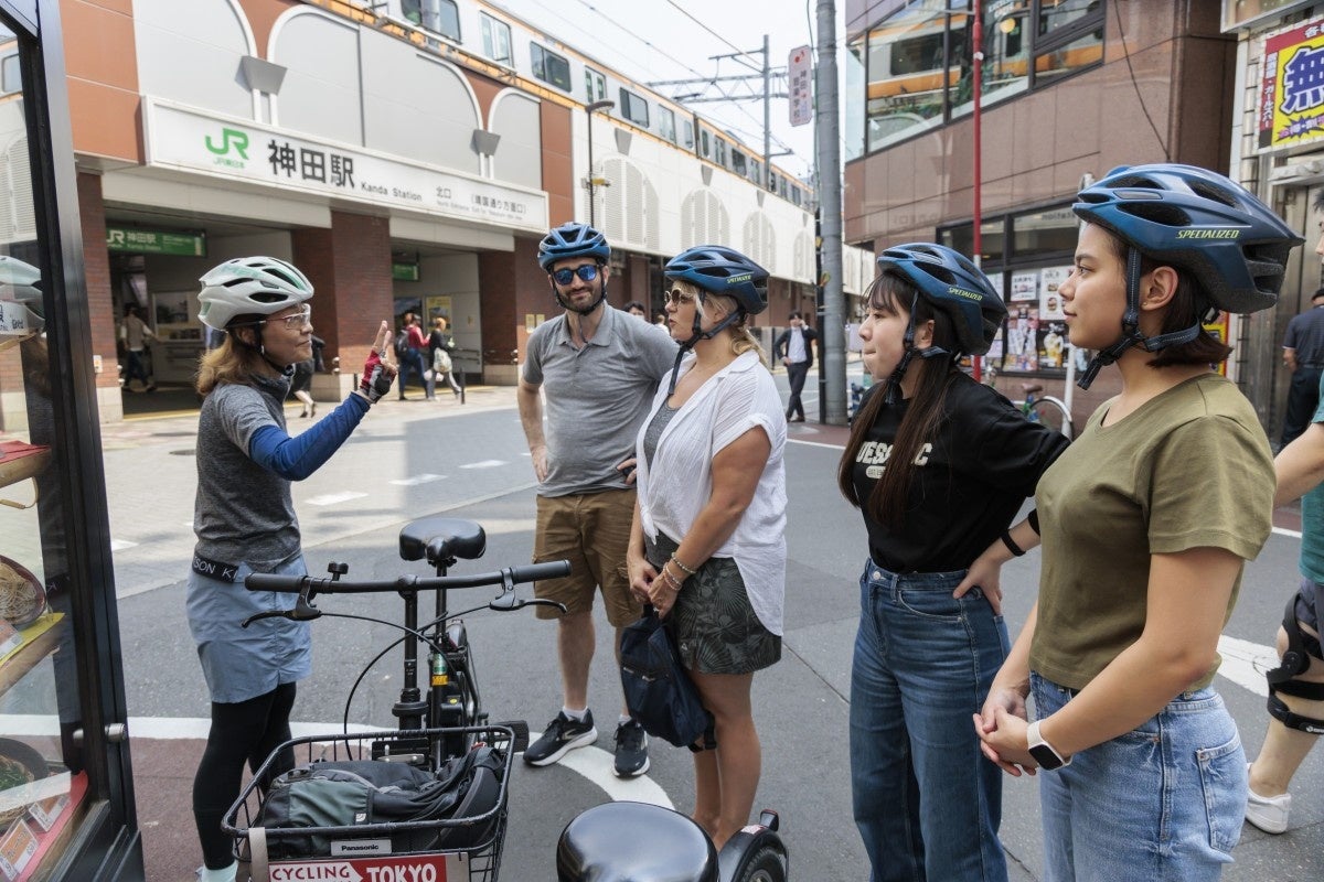 ▲外国人観光客とツアーをおこなう学生たち(2023年8月)