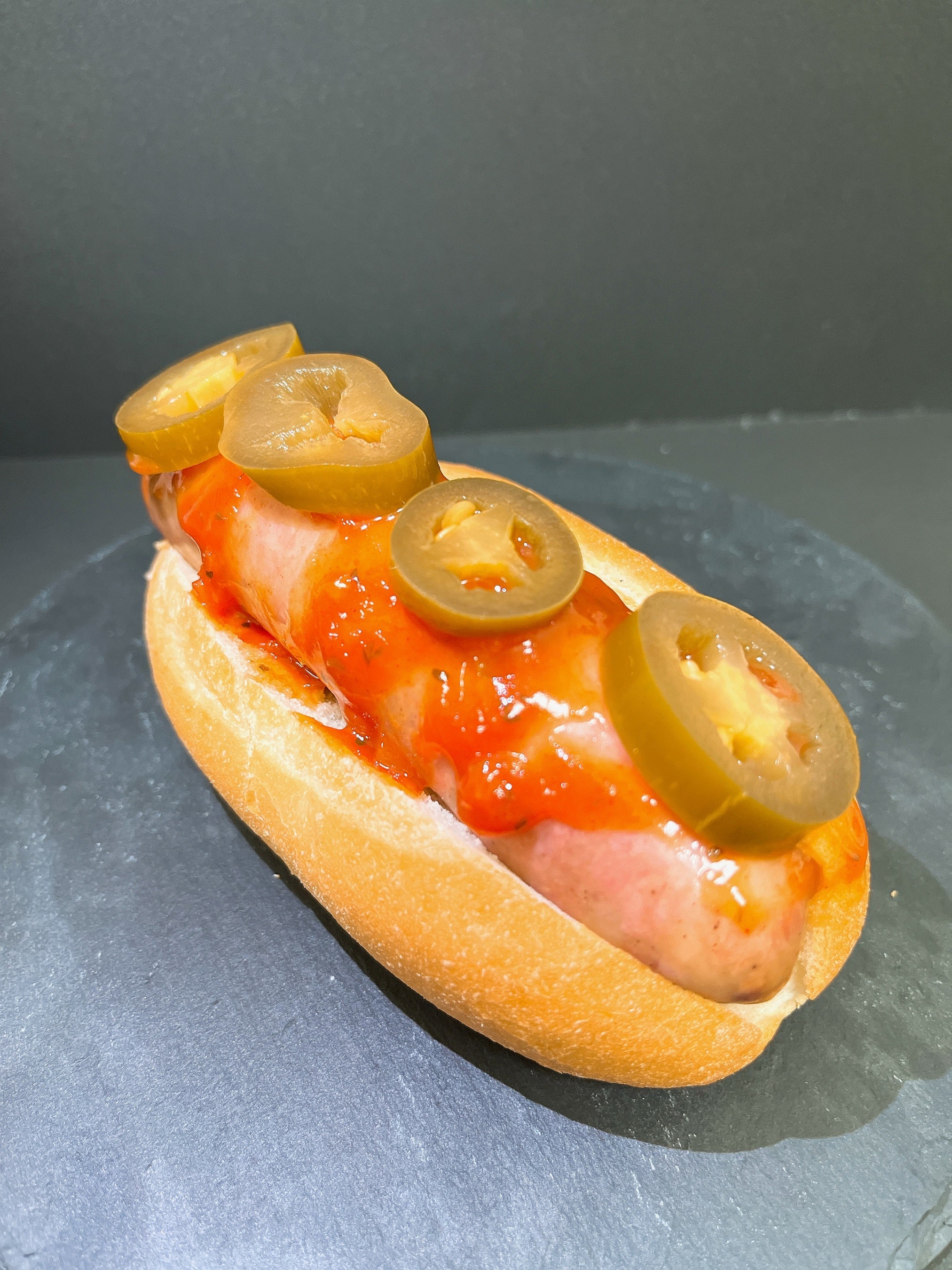 1本税込615円のフランクフルトを用いた贅沢なホットドッグ「ホットチリ」