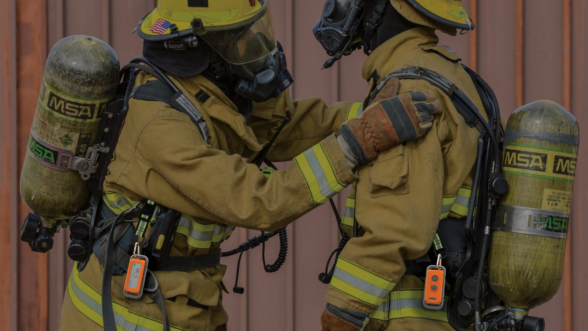 消防士によるモバイルビーコン装着イメージ