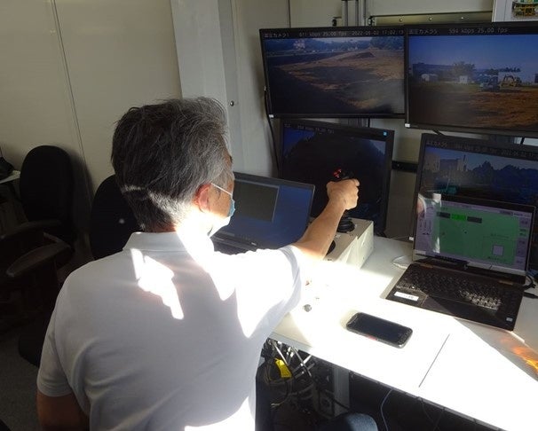 写真―３　ローカル5Gでのパケット通信を利用した建設機械の遠隔操作の様子