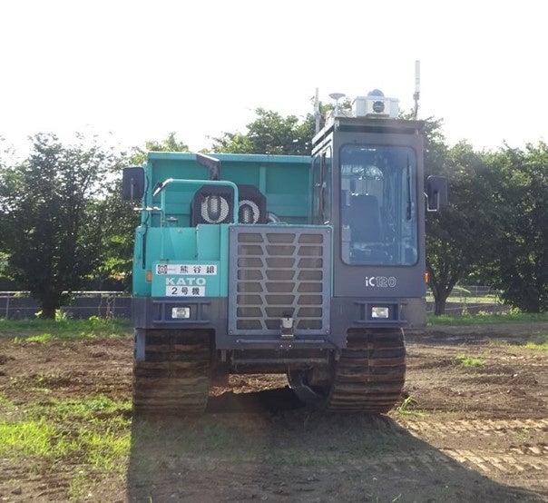 写真―２　京セラ製ローカル5G対応デバイス「K5G-C-100A」（ドーム状のボックスに格納）を搭載した建設機械