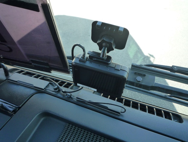 車内に設置したドライブレコーダー