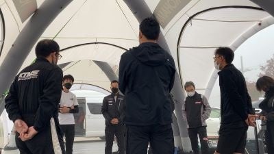 ミーティングに参加するカヤバの技術サポートメンバー